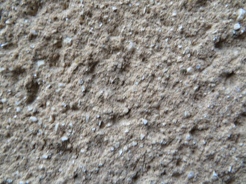 石粒が多く含まれる材質なので、劣化するとこの石粒がボロボロと落ちてくるようになります。